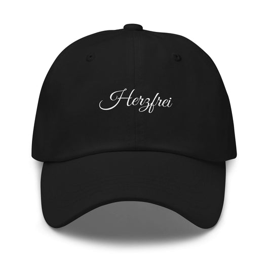 Herzfrei Premium Dad Cap in Schwarz aus Chino-Baumwoll-Twill - neues Wort für Freiheit und Liebe - Front - Wortstolz Design