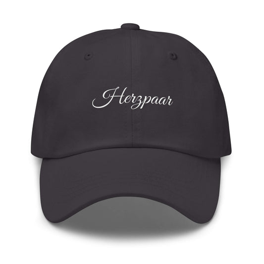 Herzpaar Premium Dad Cap in Grau aus Chino-Baumwoll-Twill - neues Wort für perfekte Harmonie - Front - Wortstolz Design