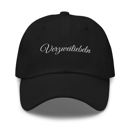 Verzweiliebeln Premium Dad Cap in Schwarz aus Chino-Baumwoll-Twill - neues Wort für positives Gefühlschaos - Front - Wortstolz Design