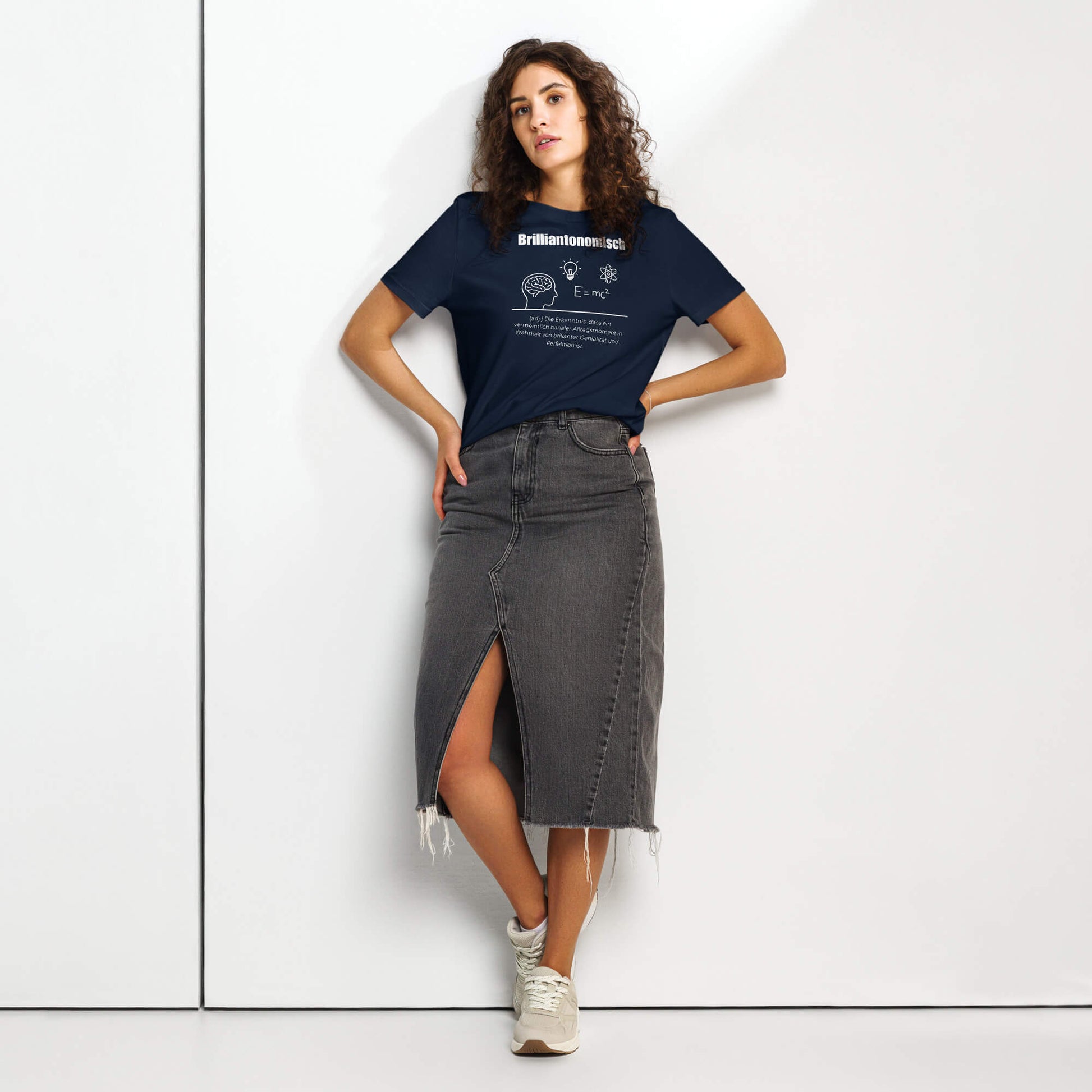 Brilliantonomisch Damen T-Shirt – French Navy – Model trägt Größe S – Wortstolz