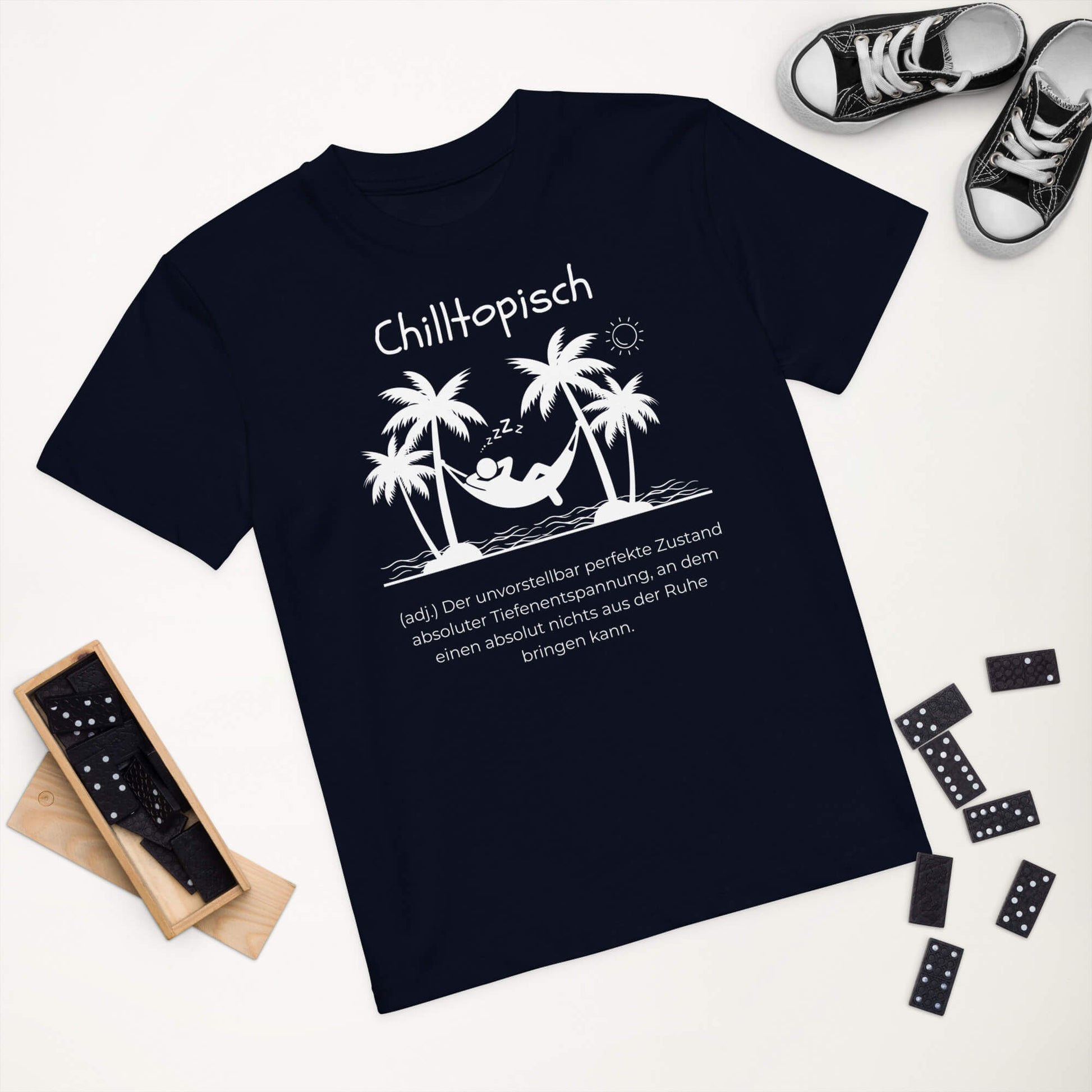 Chilltopisch Kinder-T-Shirt in French Navy – weißer Aufdruck, Bio-Baumwolle, reguläter Schnitt – Lifestyle Wortstolz