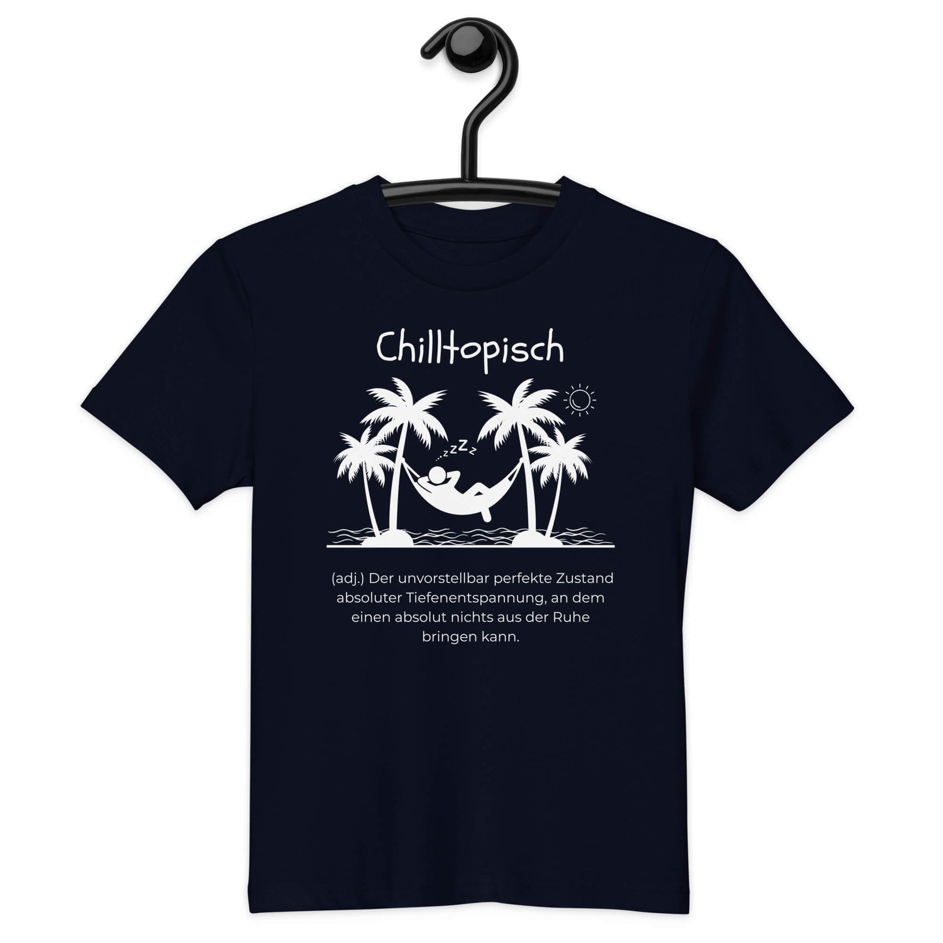 Chilltopisch Kinder-T-Shirt in French Navy – weißer Aufdruck, Bio-Baumwolle, reguläter Schnitt – Hängend am Kleiderbügel - Wortstolz