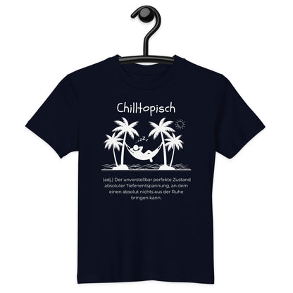 Chilltopisch Kinder-T-Shirt in French Navy – weißer Aufdruck, Bio-Baumwolle, reguläter Schnitt – Hängend am Kleiderbügel - Wortstolz