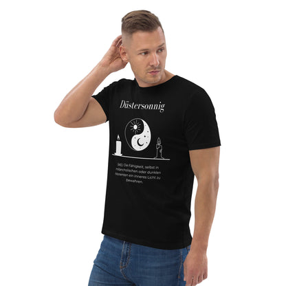 Düstersonnig Herren T-Shirt in Black – weißer Aufdruck, Bio-Baumwolle, Model trägt Größe M – Wortstolz