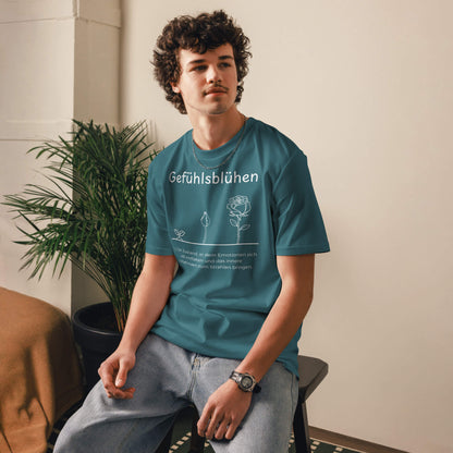 Gefühlsblühen Herren T-Shirt in Stargazer – weißer Aufdruck, Bio-Baumwolle, Model trägt Größe S– Wortstolz