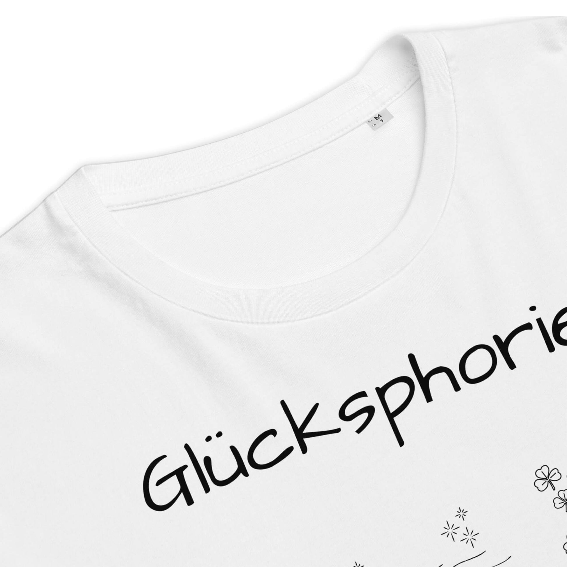Glücksphorie Herren T-Shirt in White – schwarzer Aufdruck, Bio-Baumwolle, Nahansicht am Kragen – Wortstolz