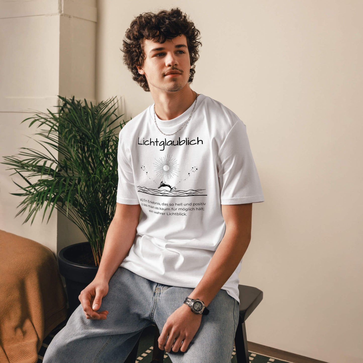 Lichtglaublich Herren T-Shirt in White – schwarzer Aufdruck, Bio-Baumwolle, Model trägt Größe S – Wortstolz