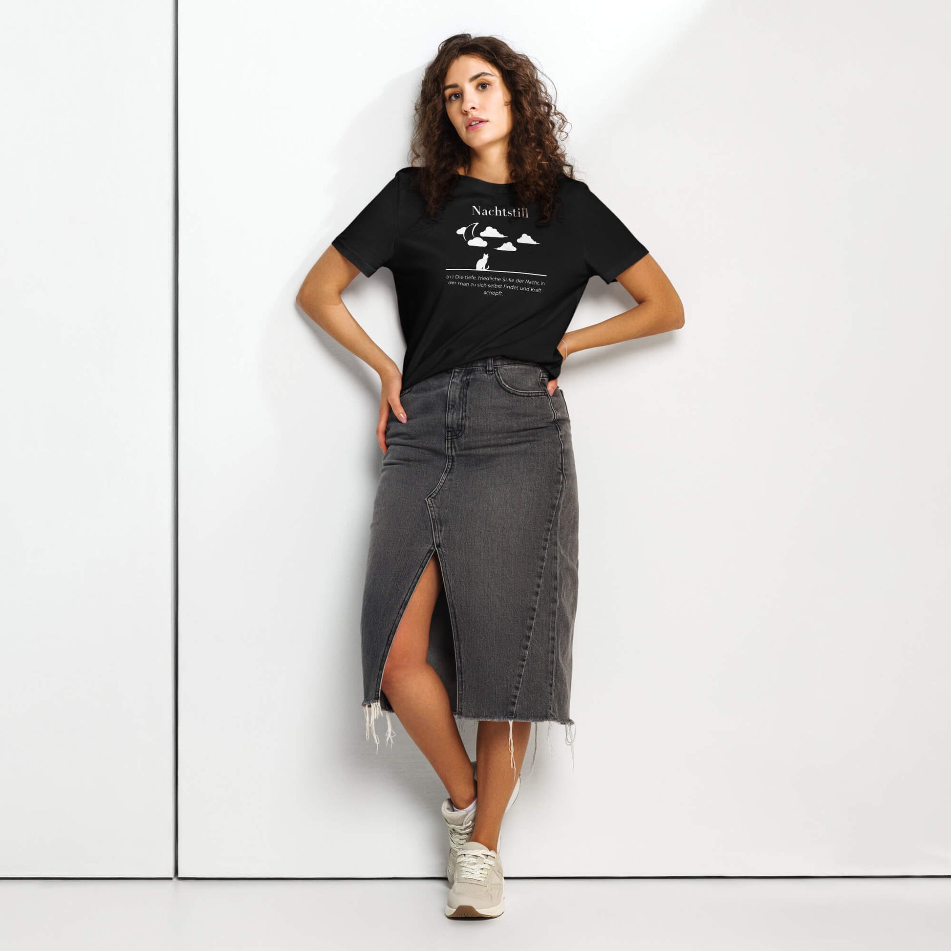 Nachtstill Damen T-Shirt – Black – Model trägt Größe S – Wortstolz