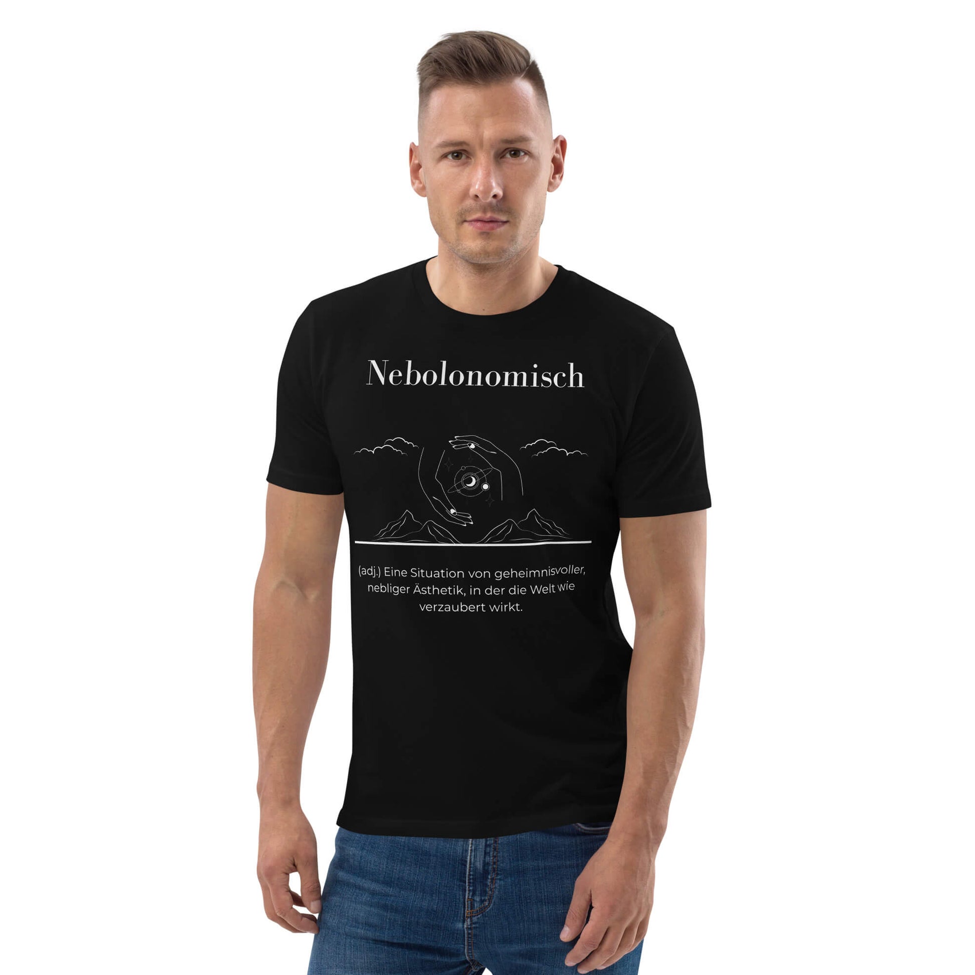 Nebolonomisch Herren T-Shirt in Black – weißer Aufdruck, Bio-Baumwolle, Model trägt Größe M – Wortstolz