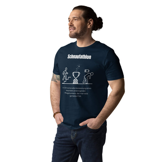 Schnaufathlon Herren T-Shirt in French Navy – weißer Aufdruck, Bio-Baumwolle, Model trägt Größe M – Wortstolz