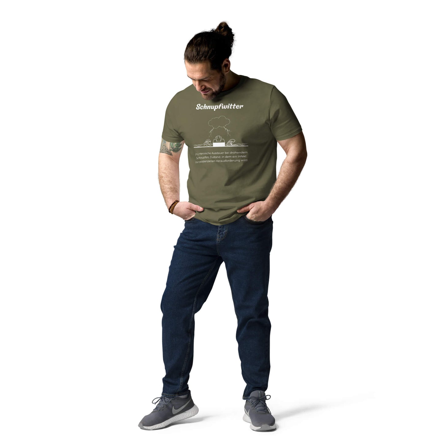 Schnupfwitter Herren T-Shirt in Khaki – schwarzer Aufdruck, Bio-Baumwolle, Model trägt Größe M – Wortstolz