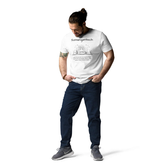 Sonnengantisch Herren T-Shirt in White – schwarzer Aufdruck, Bio-Baumwolle, Model trägt Größe M – Wortstolz