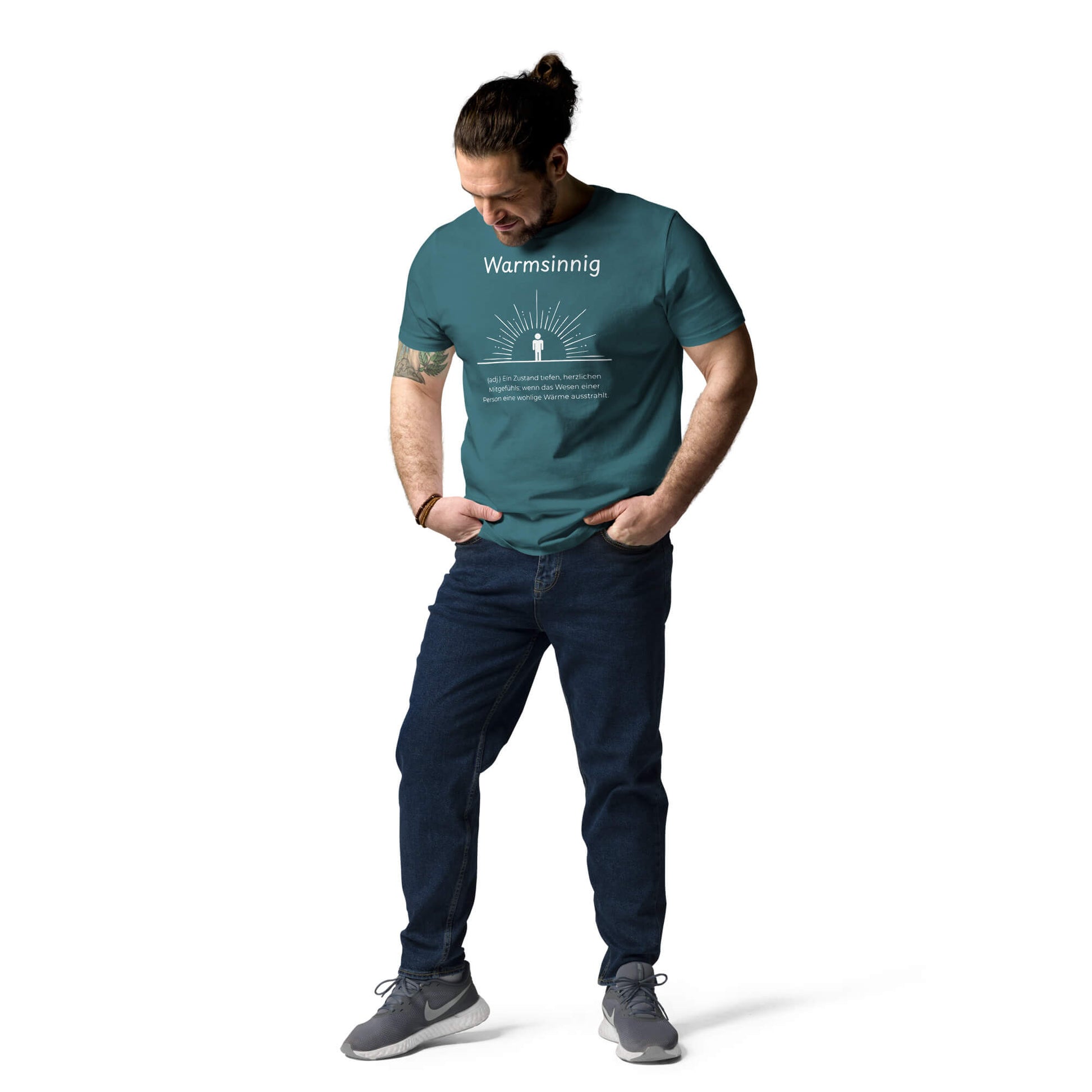 Warmsinnig Herren T-Shirt in Stargazer – weißer Aufdruck, Bio-Baumwolle, Model trägt Größe M – Wortstolz