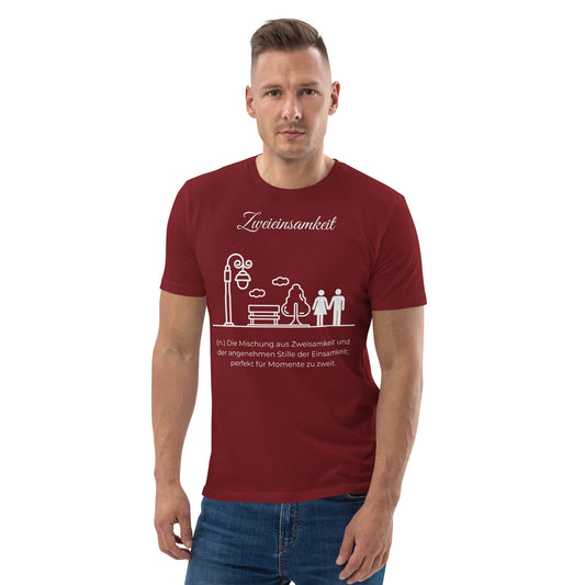 Zweieinsamkeit Herren T-Shirt in Burgundy – weißer Aufdruck, Bio-Baumwolle, Model trägt Größe M – Wortstolz