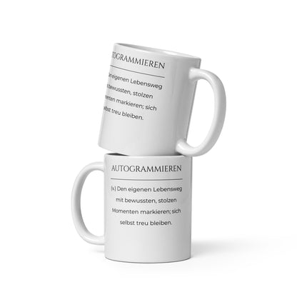Autogrammieren Keramiktasse in Weiß - neues Wort für den Lebensweg - Zwei Tassen übereinander - Frontansicht mit Henkel links und rechts - Wortstolz Design