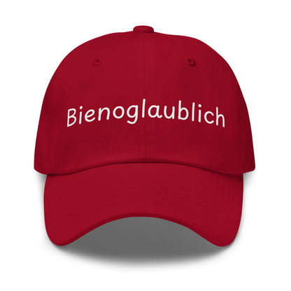 Bienoglaublich Premium Dad Cap in Cranberry aus Chino-Baumwoll-Twill - neues Wort für Leichtigkeit und Wachstum - Front - Wortstolz Design
