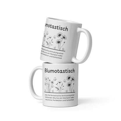 Blumotastisch Keramiktasse in Weiß - neues Wort für Perfektion und Schönheit - Zwei Tassen übereinander - Frontansicht mit Henkel links und rechts - Wortstolz Design