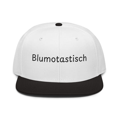 Blumotastisch Snapback Cap in Weiß - Schwarz aus Acryl-Woll-Mix - neues Wort für Perfektion und Schönheit - Front - Wortstolz Design