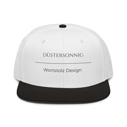 Düstersonnig Snapback Cap in Weiß - Schwarz aus Acryl-Woll-Mix - neues Wort für Dunkelheit und inneres Licht - Front - Wortstolz Design