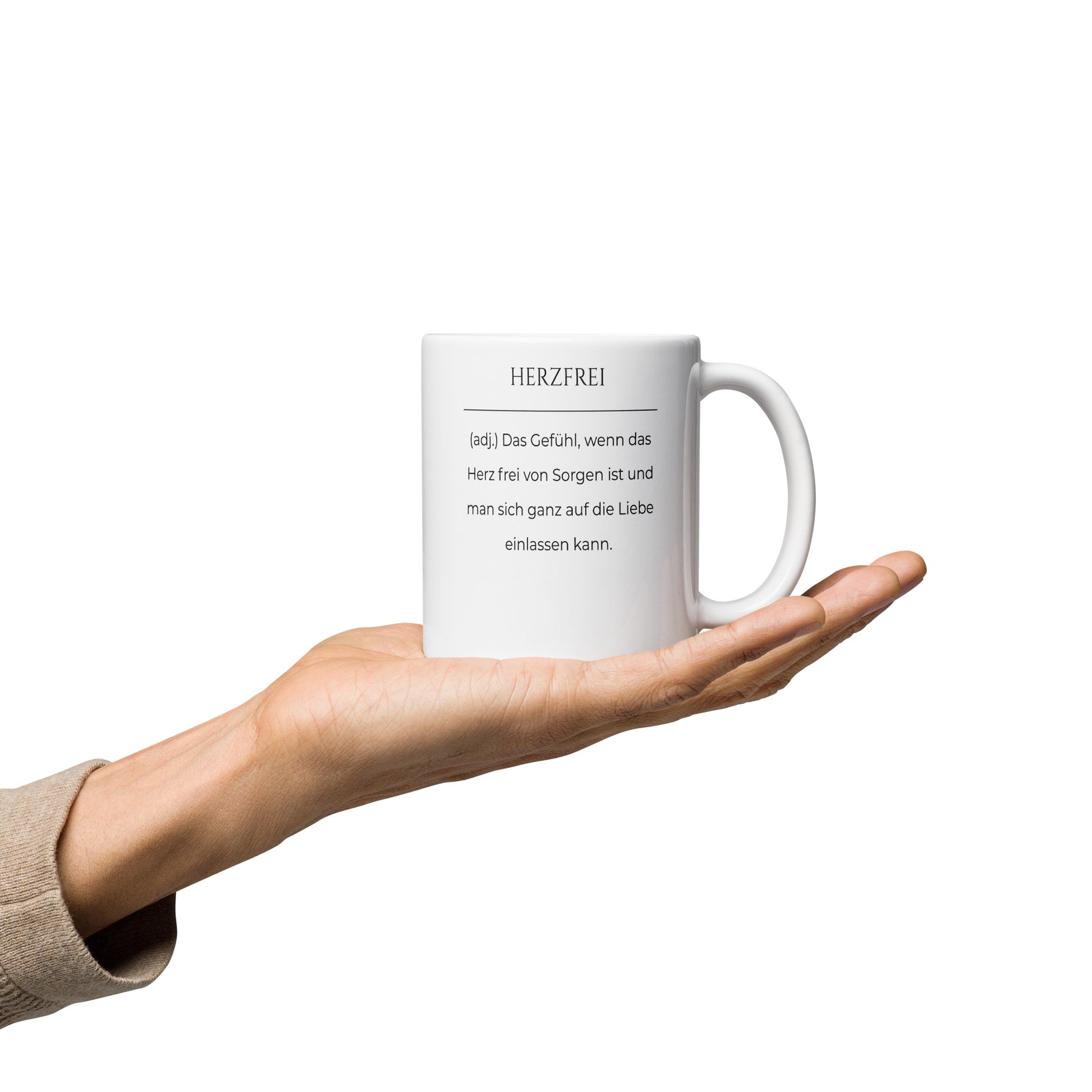 Herzfrei Keramiktasse in Weiß - neues Wort für Freiheit und Liebe - Tasse auf Hand - Frontansicht mit Henkel rechts - Wortstolz Design