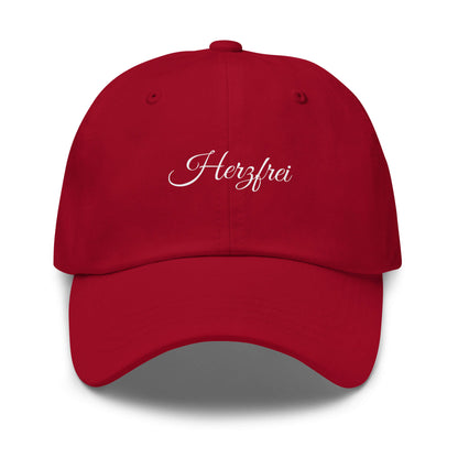 Herzfrei Premium Dad Cap in Cranberry aus Chino-Baumwoll-Twill - neues Wort für Freiheit und Liebe - Front - Wortstolz Design