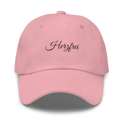 Herzfrei Premium Dad Cap in Pink aus Chino-Baumwoll-Twill - neues Wort für Freiheit und Liebe - Front - Wortstolz Design