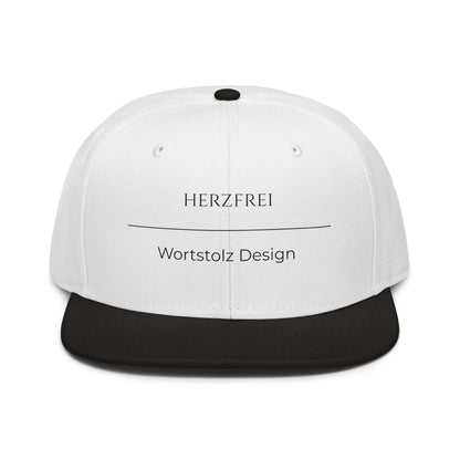 Herzfrei Snapback Cap in Weiß - Schwarz aus Acryl-Woll-Mix - neues Wort für Freiheit und Liebe - Front - Wortstolz Design