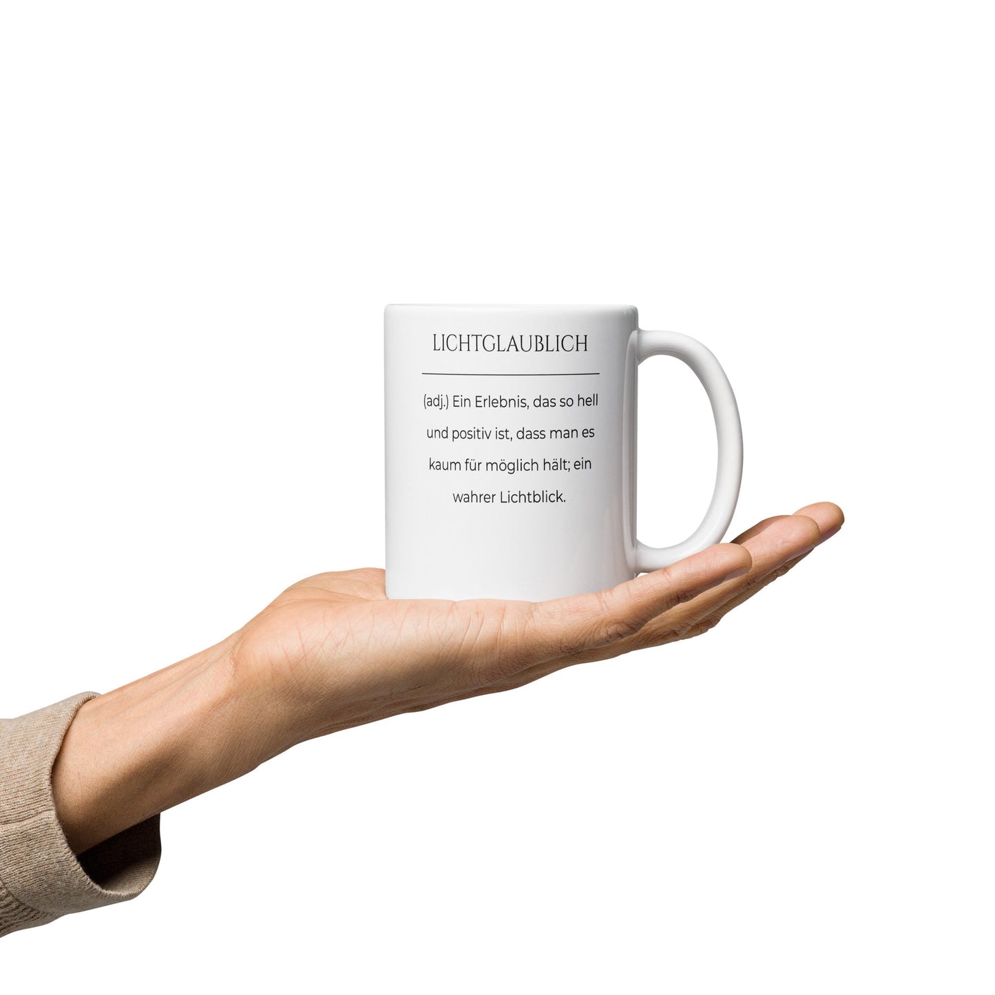 Lichtglaublich Keramiktasse in Weiß - neues Wort für einen positiven Lichtblick - Tasse auf Hand - Frontansicht mit Henkel rechts - Wortstolz Design