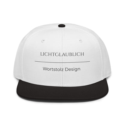 Lichtglaublich Snapback Cap in Weiß - Schwarz aus Acryl-Woll-Mix - neues Wort für einen positiven Lichtblick - Front - Wortstolz Design