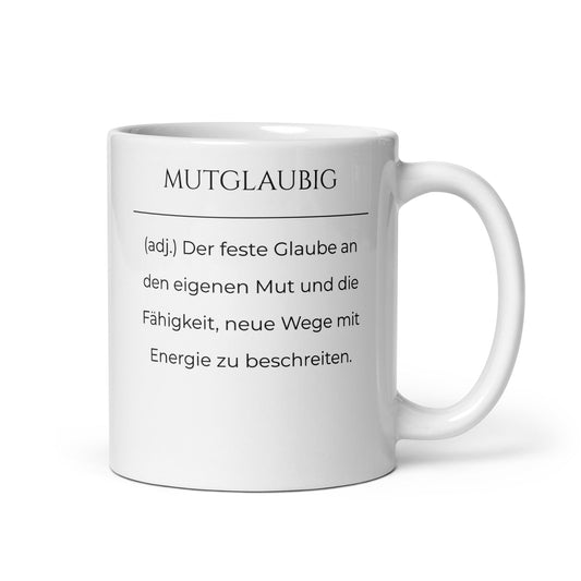 Mutglaubig Keramiktasse in Weiß - neues Wort für Mut und Fähigkeit - Front mit Henkel rechts - Wortstolz Design