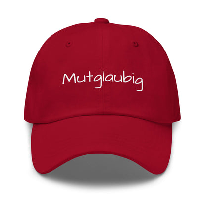Cap mit Wort - Mutglaubig Dad Cap in Cranberry - Premium Edition - mit weißem Print - Frontansicht
