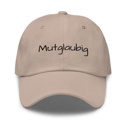 Cap mit Wort - Mutglaubig Dad Cap in Stone- Premium Edition - mit weißem Print - Frontansicht