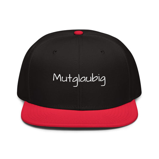 Mutglaubig Snapback Cap in Schwarz - Rot aus Acryl-Woll-Mix - neues Wort für Mut und Fähigkeit - Front - Wortstolz Design