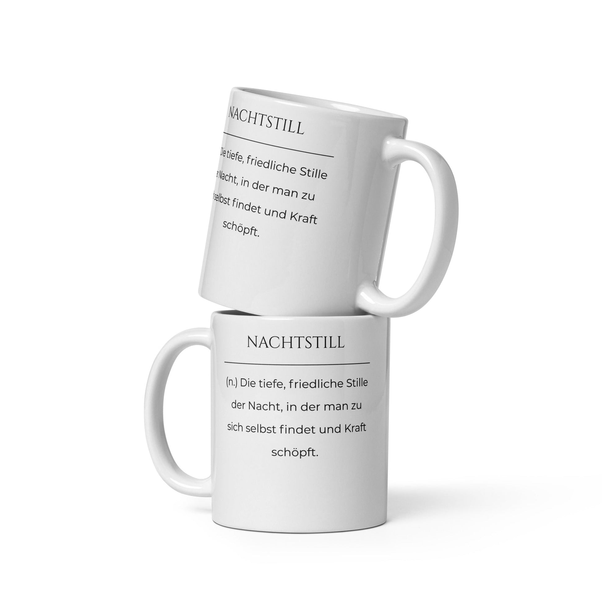 Nachtstill Keramiktasse in Weiß - neues Wort für Stille und Kraft - Zwei Tassen übereinander - Frontansicht mit Henkel links und rechts - Wortstolz Design