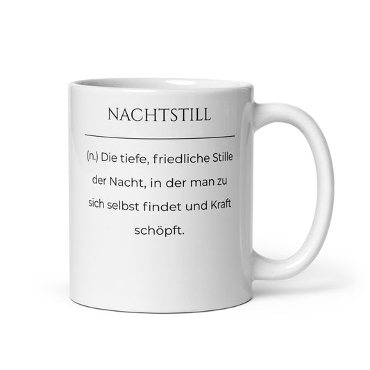 Nachtstill Keramiktasse in Weiß - neues Wort für Stille und Kraft - Front mit Henkel rechts - Wortstolz Design