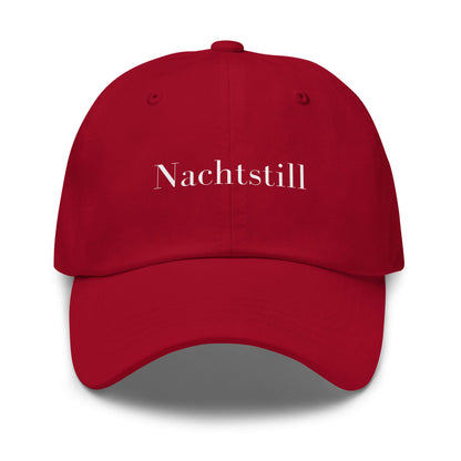 Nachtstill Premium Dad Cap in Cranberry aus Chino-Baumwoll-Twill - neues Wort für Stille & Kraft - Front - Wortstolz Design