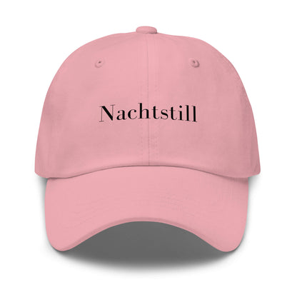 Nachtstill Premium Dad Cap in Pink aus Chino-Baumwoll-Twill - neues Wort für Stille & Kraft - Front - Wortstolz Design