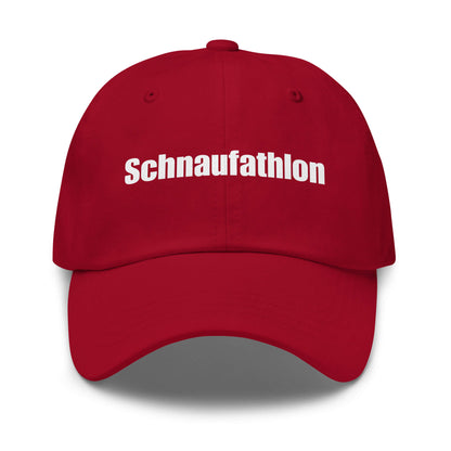Schnaufathlon Premium Dad Cap in Cranberry aus Chino-Baumwoll-Twill - neues Wort für Anstrengung und Stolz - Front - Wortstolz Design