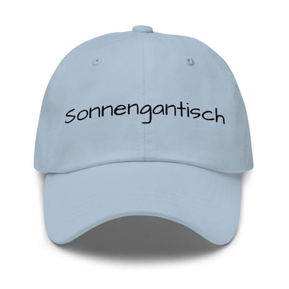 Sonnengantisch Premium Dad Cap in Light Blue aus Chino-Baumwoll-Twill - neues Wort für Strahlkraft und Energie - Front - Wortstolz Design