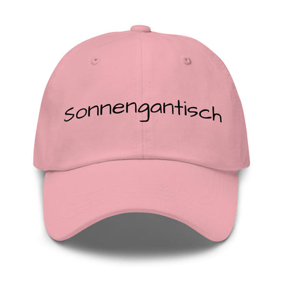 Sonnengantisch Premium Dad Cap in Pink aus Chino-Baumwoll-Twill - neues Wort für Strahlkraft und Energie - Front - Wortstolz Design
