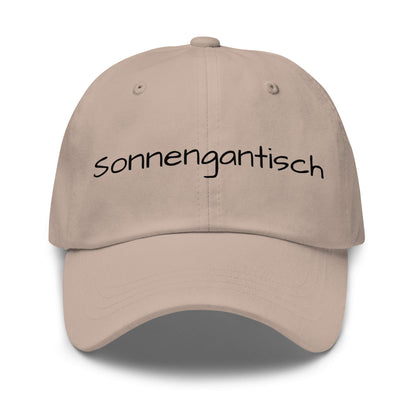 Sonnengantisch Premium Dad Cap in Stone aus Chino-Baumwoll-Twill - neues Wort für Strahlkraft und Energie - Front - Wortstolz Design