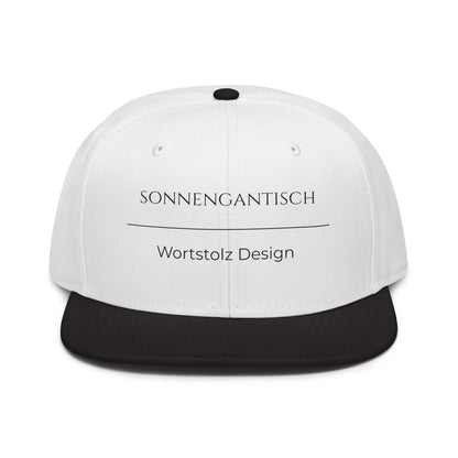 Sonnengantisch Snapback Cap in Weiß - Schwarz aus Acryl-Woll-Mix - neues Wort für Strahlkraft und Energie - Front - Wortstolz Design