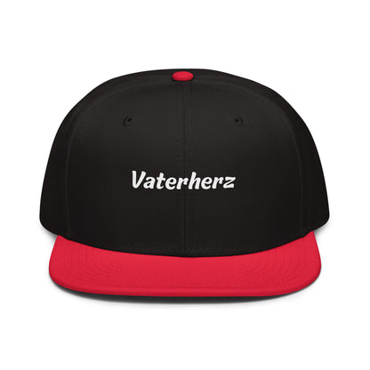 Geschenk Cap - Vaterherz Snapback Cap in Schwarz-Rot - Res5 Edition - mit weißem Print - Frontansicht