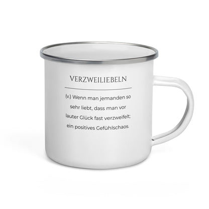 Verzweiliebeln Emailletasse in Weiß - neues Wort für positives Gefühlschaos - Front mit Henkel rechts - Wortstolz Design
