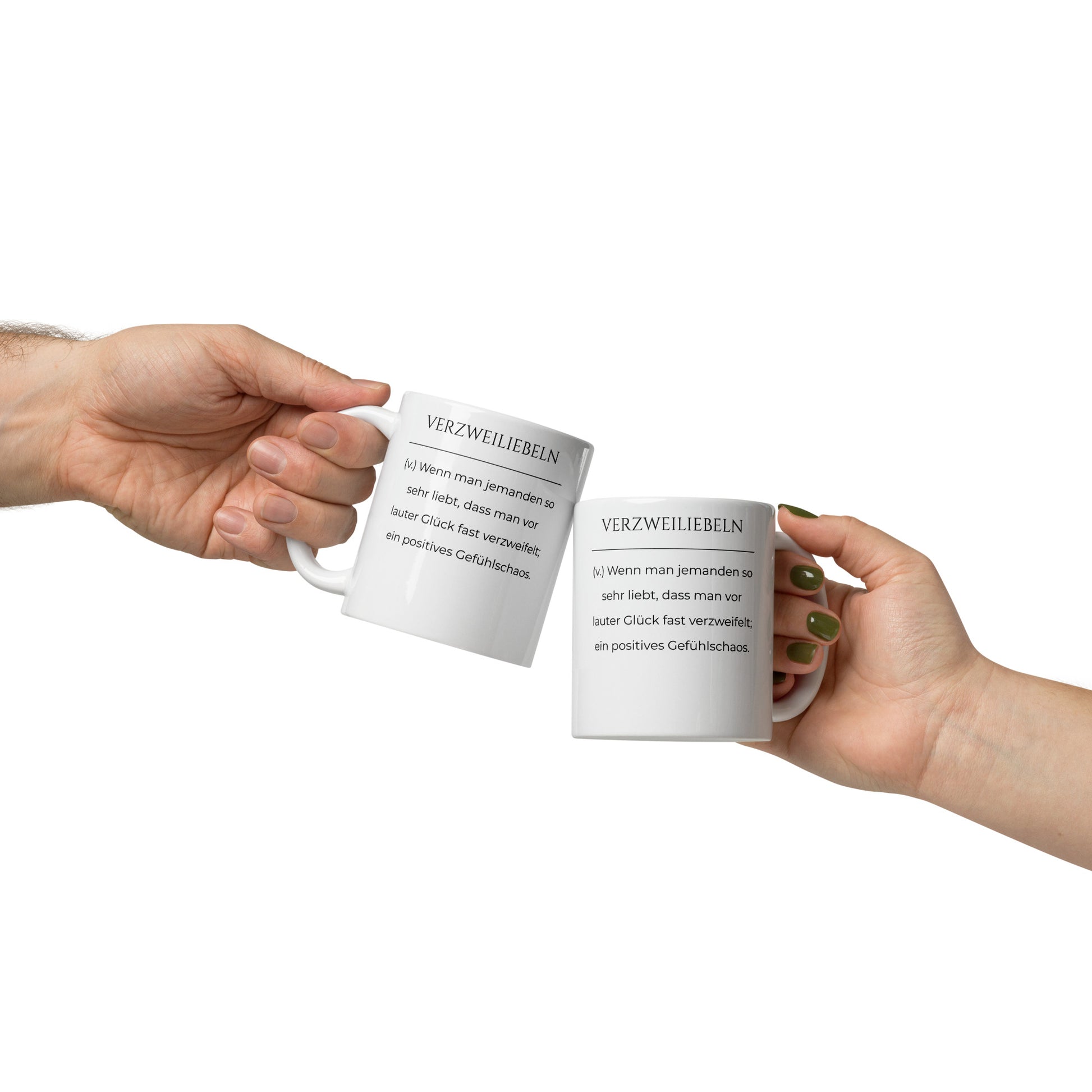 Verzweiliebeln Keramiktasse in Weiß - neues Wort für positives Gefühlschaos - Tassen beim Anstoßen - Frontansicht - Wortstolz Design
