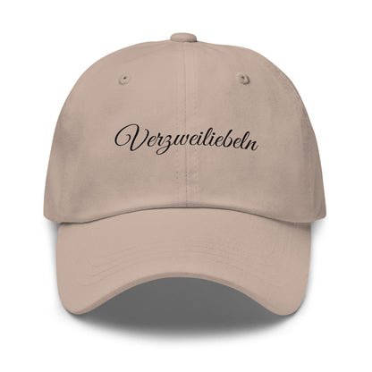 Verzweiliebeln Premium Dad Cap in Stone aus Chino-Baumwoll-Twill - neues Wort für positives Gefühlschaos - Front - Wortstolz Design