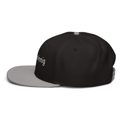 Warmsinnig Snapback Cap in Schwarz - Grau aus Acryl-Woll-Mix - neues Wort für wohlige Wärme - Links - Wortstolz Design