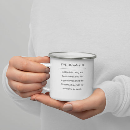 Zweieinsamkeit Emailletasse in Weiß - neues Wort für perfekte Momente zu zweit - Tasse auf Hand - Front mit Henkel links - Wortstolz Design